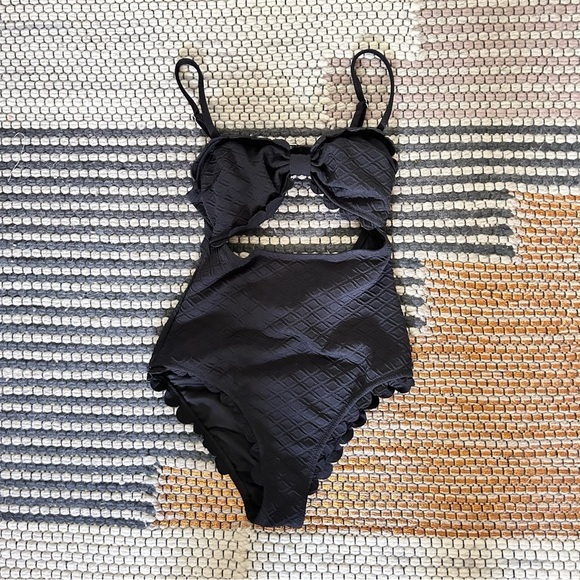 no brand Other - No Brand Padded Scallop ONE piece‎ Swimsuit. Size M
